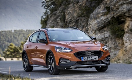 2019 Ford Focus Active 5-Door (Color: Orange Glow) Front Three-Quarter Wallpapers 450x275 (70)