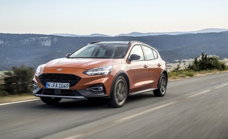2019 Ford Focus Active 5-Door (Color: Orange Glow) Front Three-Quarter Wallpapers 450x275 (58)