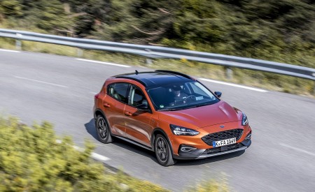 2019 Ford Focus Active 5-Door (Color: Orange Glow) Front Three-Quarter Wallpapers 450x275 (73)