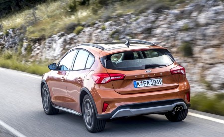 2019 Ford Focus Active 5-Door (Color: Orange Glow) Rear Three-Quarter Wallpapers 450x275 (66)