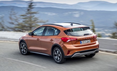 2019 Ford Focus Active 5-Door (Color: Orange Glow) Rear Three-Quarter Wallpapers 450x275 (67)