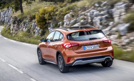 2019 Ford Focus Active 5-Door (Color: Orange Glow) Rear Three-Quarter Wallpapers 450x275 (68)