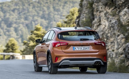 2019 Ford Focus Active 5-Door (Color: Orange Glow) Rear Wallpapers 450x275 (78)