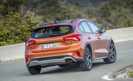 2019 Ford Focus Active 5-Door (Color: Orange Glow) Rear Wallpapers 450x275 (79)