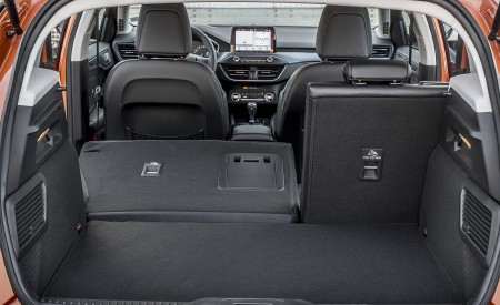 2019 Ford Focus Active 5-Door (Color: Orange Glow) Trunk Wallpapers 450x275 (112)
