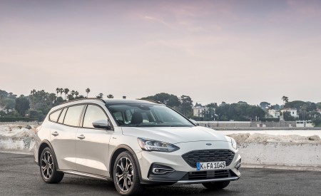 2019 Ford Focus Active Wagon (Color: Metropolis White) Front Three-Quarter Wallpapers 450x275 (13)
