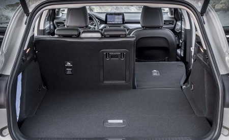 2019 Ford Focus Active Wagon (Color: Metropolis White) Trunk Wallpapers 450x275 (57)