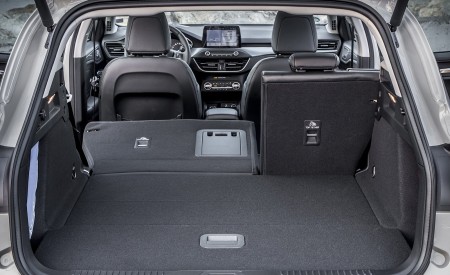 2019 Ford Focus Active Wagon (Color: Metropolis White) Trunk Wallpapers 450x275 (56)