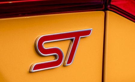 2019 Ford Focus ST (Euro-Spec; Color: Orange Fury) Badge Wallpapers 450x275 (60)