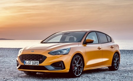 2019 Ford Focus ST (Euro-Spec; Color: Orange Fury) Front Three-Quarter Wallpapers 450x275 (36)