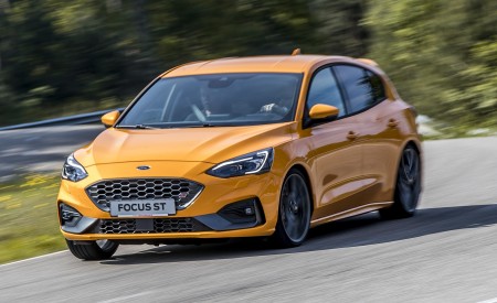 2019 Ford Focus ST (Euro-Spec; Color: Orange Fury) Front Three-Quarter Wallpapers 450x275 (25)
