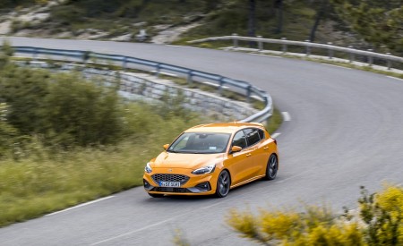 2019 Ford Focus ST (Euro-Spec; Color: Orange Fury) Front Three-Quarter Wallpapers 450x275 (13)