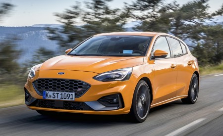 2019 Ford Focus ST (Euro-Spec; Color: Orange Fury) Front Three-Quarter Wallpapers 450x275 (2)