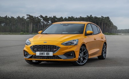 2019 Ford Focus ST (Euro-Spec; Color: Orange Fury) Front Three-Quarter Wallpapers 450x275 (37)