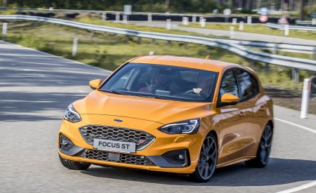 2019 Ford Focus ST (Euro-Spec; Color: Orange Fury) Front Three-Quarter Wallpapers 450x275 (26)
