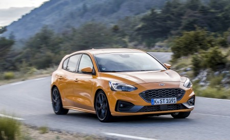 2019 Ford Focus ST (Euro-Spec; Color: Orange Fury) Front Three-Quarter Wallpapers 450x275 (14)