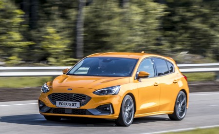 2019 Ford Focus ST (Euro-Spec; Color: Orange Fury) Front Three-Quarter Wallpapers 450x275 (27)