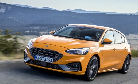 2019 Ford Focus ST (Euro-Spec; Color: Orange Fury) Front Three-Quarter Wallpapers 450x275 (4)