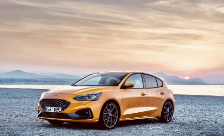 2019 Ford Focus ST (Euro-Spec; Color: Orange Fury) Front Three-Quarter Wallpapers 450x275 (38)