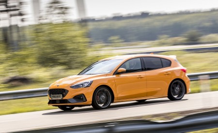 2019 Ford Focus ST (Euro-Spec; Color: Orange Fury) Front Three-Quarter Wallpapers 450x275 (28)