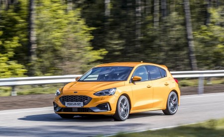 2019 Ford Focus ST (Euro-Spec; Color: Orange Fury) Front Three-Quarter Wallpapers 450x275 (29)