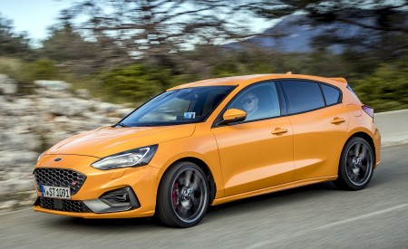 2019 Ford Focus ST (Euro-Spec; Color: Orange Fury) Front Three-Quarter Wallpapers 450x275 (5)