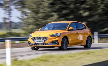 2019 Ford Focus ST (Euro-Spec; Color: Orange Fury) Front Three-Quarter Wallpapers 450x275 (30)