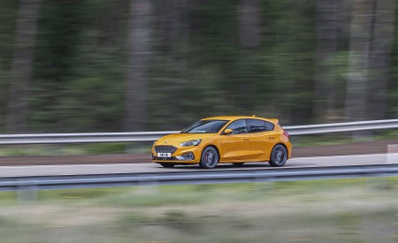 2019 Ford Focus ST (Euro-Spec; Color: Orange Fury) Front Three-Quarter Wallpapers 450x275 (31)