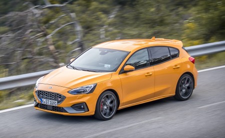 2019 Ford Focus ST (Euro-Spec; Color: Orange Fury) Front Three-Quarter Wallpapers 450x275 (32)