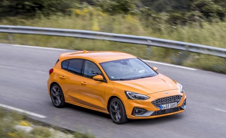 2019 Ford Focus ST (Euro-Spec; Color: Orange Fury) Front Three-Quarter Wallpapers 450x275 (15)