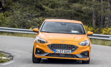 2019 Ford Focus ST (Euro-Spec; Color: Orange Fury) Front Wallpapers 450x275 (16)
