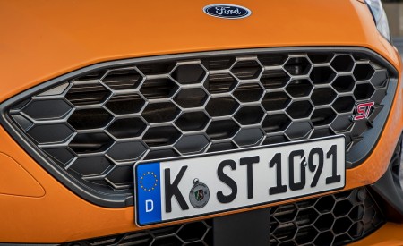 2019 Ford Focus ST (Euro-Spec; Color: Orange Fury) Grill Wallpapers 450x275 (55)