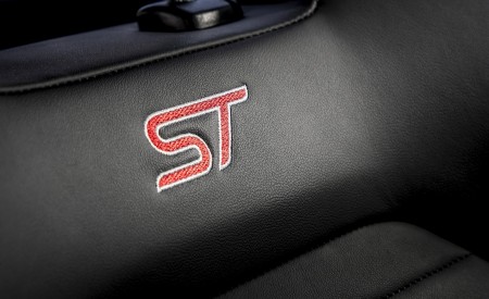 2019 Ford Focus ST (Euro-Spec; Color: Orange Fury) Interior Detail Wallpapers 450x275 (107)