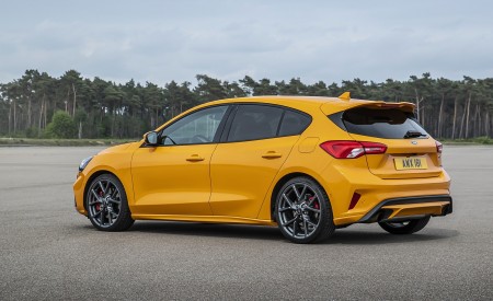 2019 Ford Focus ST (Euro-Spec; Color: Orange Fury) Rear Three-Quarter Wallpapers 450x275 (41)