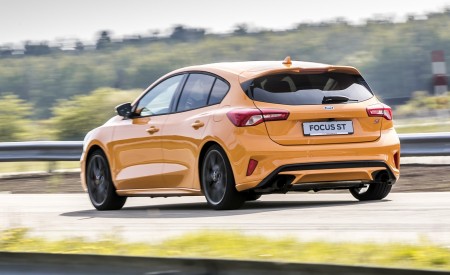2019 Ford Focus ST (Euro-Spec; Color: Orange Fury) Rear Three-Quarter Wallpapers 450x275 (34)