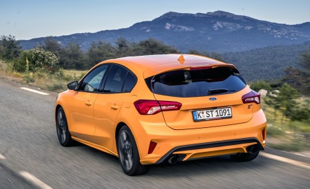 2019 Ford Focus ST (Euro-Spec; Color: Orange Fury) Rear Three-Quarter Wallpapers 450x275 (19)