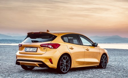 2019 Ford Focus ST (Euro-Spec; Color: Orange Fury) Rear Three-Quarter Wallpapers 450x275 (42)