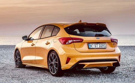 2019 Ford Focus ST (Euro-Spec; Color: Orange Fury) Rear Three-Quarter Wallpapers 450x275 (43)