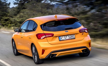 2019 Ford Focus ST (Euro-Spec; Color: Orange Fury) Rear Three-Quarter Wallpapers 450x275 (11)