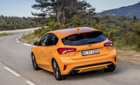 2019 Ford Focus ST (Euro-Spec; Color: Orange Fury) Rear Three-Quarter Wallpapers 450x275 (12)
