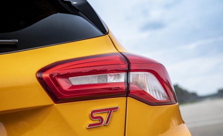 2019 Ford Focus ST (Euro-Spec; Color: Orange Fury) Tail Light Wallpapers 450x275 (52)