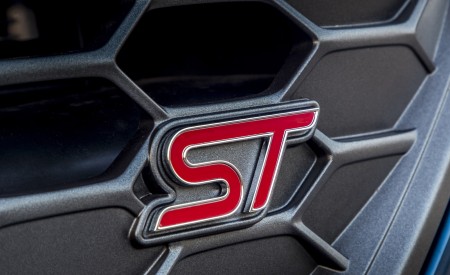 2019 Ford Focus ST (Euro-Spec; Color: Performance Blue) Badge Wallpapers 450x275 (154)