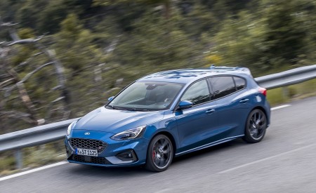 2019 Ford Focus ST (Euro-Spec; Color: Performance Blue) Front Three-Quarter Wallpapers 450x275 (119)