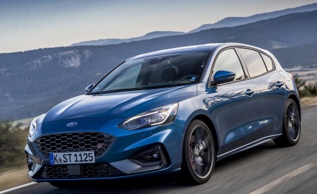 2019 Ford Focus ST (Euro-Spec; Color: Performance Blue) Front Three-Quarter Wallpapers 450x275 (108)