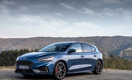 2019 Ford Focus ST (Euro-Spec; Color: Performance Blue) Front Three-Quarter Wallpapers 450x275 (138)