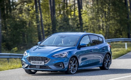 2019 Ford Focus ST (Euro-Spec; Color: Performance Blue) Front Three-Quarter Wallpapers 450x275 (121)