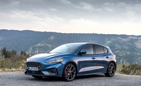 2019 Ford Focus ST (Euro-Spec; Color: Performance Blue) Front Three-Quarter Wallpapers 450x275 (139)