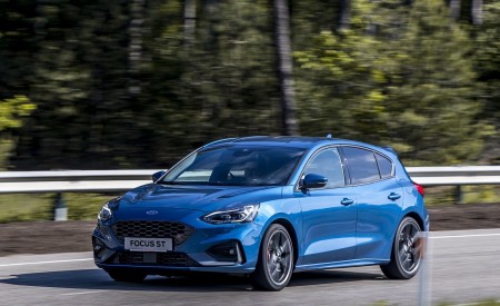 2019 Ford Focus ST (Euro-Spec; Color: Performance Blue) Front Three-Quarter Wallpapers 450x275 (122)