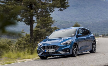 2019 Ford Focus ST (Euro-Spec; Color: Performance Blue) Front Three-Quarter Wallpapers 450x275 (123)