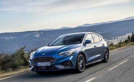 2019 Ford Focus ST (Euro-Spec; Color: Performance Blue) Front Three-Quarter Wallpapers 450x275 (112)